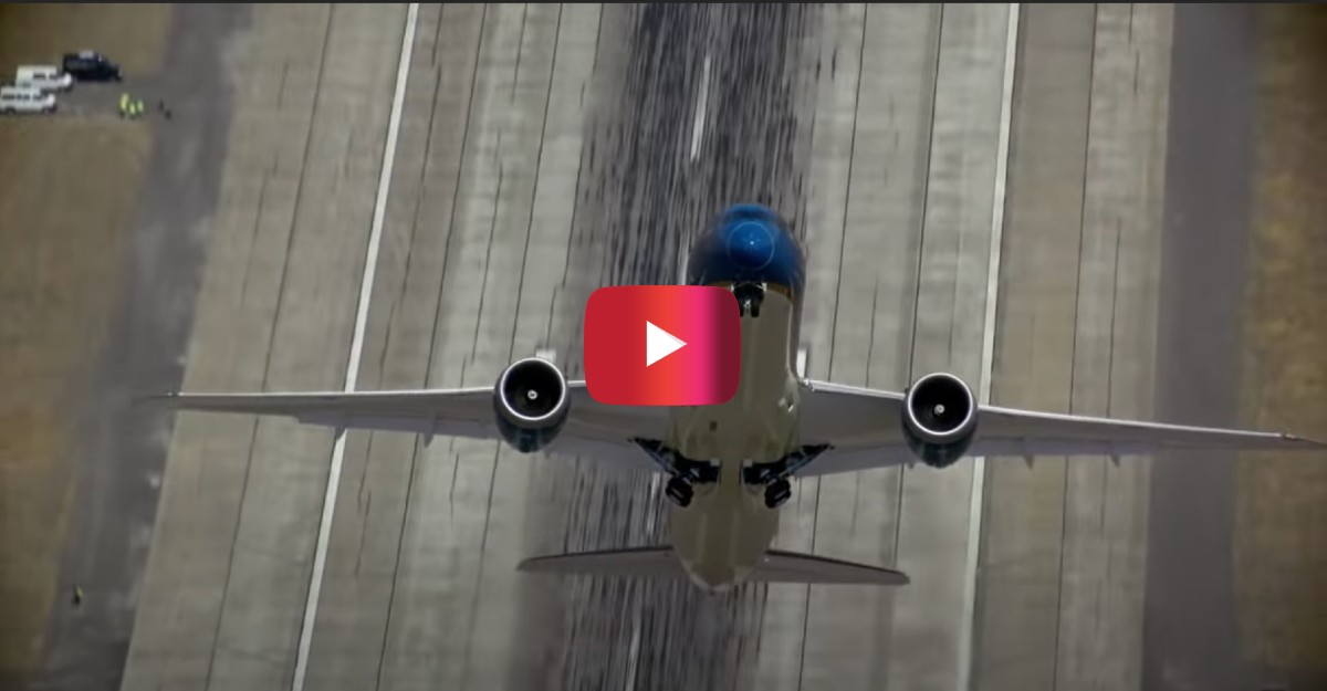 Boeing 787 Dreamliner Takes Off Almost Perpendicular to the Ground ...