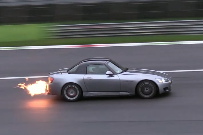 [VIDEO] Flame-Spitting Turbo S2000 Runs Down The Track Like A Cheetah