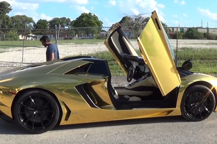 [Video] Watch A Lamborghini Aventador Get A Solid Gold Wrap-Job