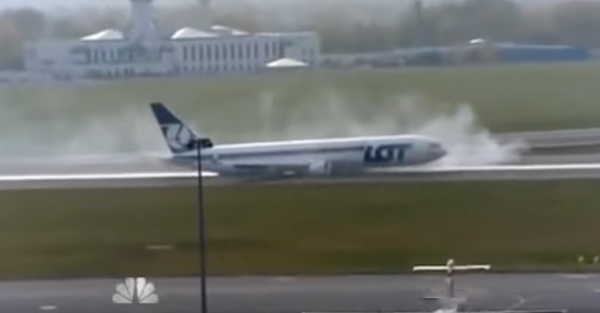 Incredible moment pilot lands commercial plane without any wheels ...