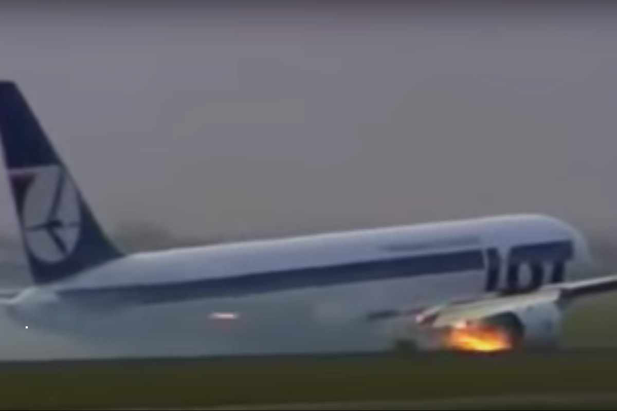 pilot lands plane without wheels