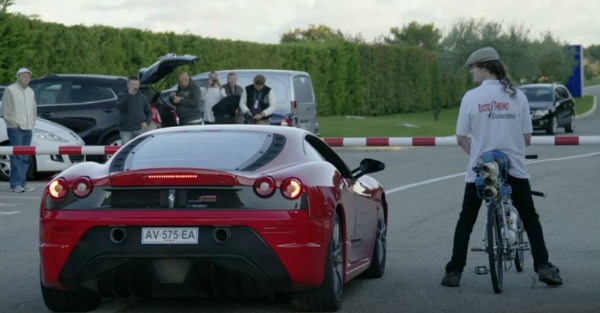 This world record run on a bicycle leaves a Ferrari in the dust