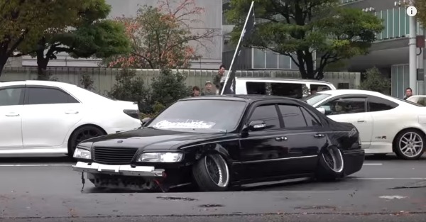 This overly-stanced car is struggling