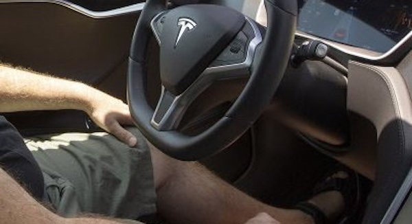 Tesla driver finally admits to his own stupidity in alleged autopilot crash