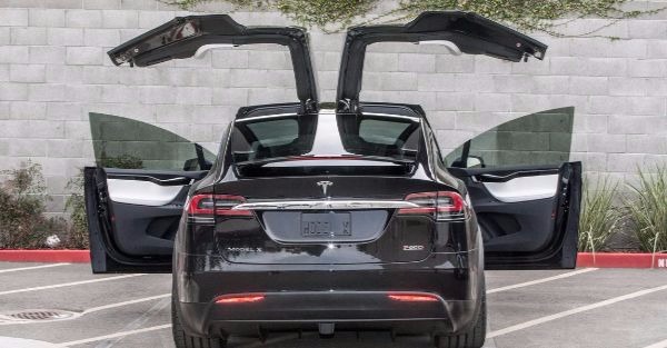 A Tesla owner says his car has a ‘serious, dangerous design flaw’