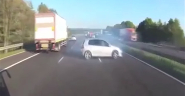 This bus driver deserves a raise after narrowly avoiding this wreck