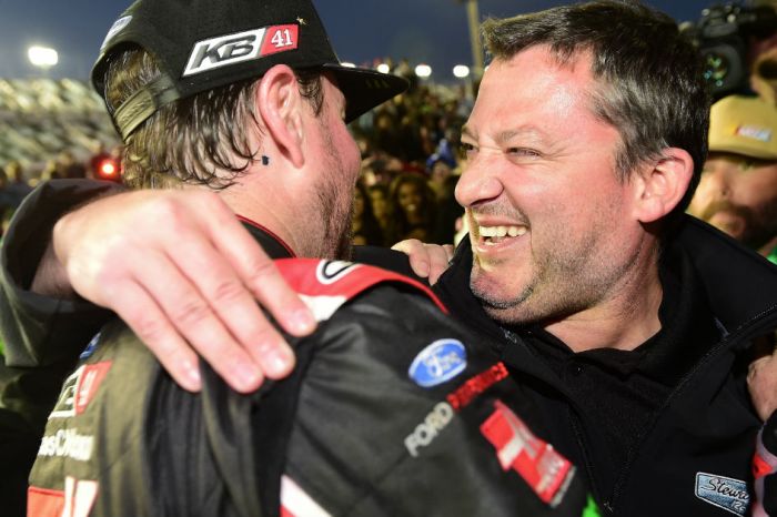There a reported huge hang up preventing Kurt Busch from resigning with SHR