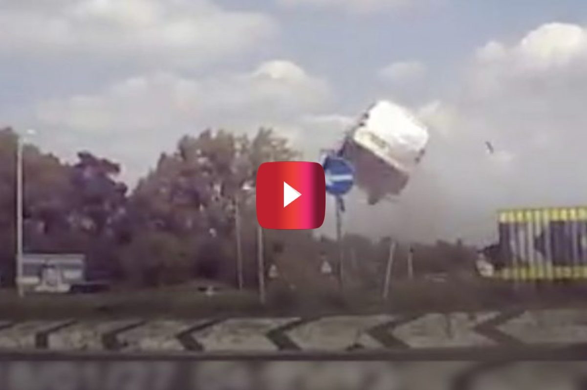 Van Driver Crashes Into Roundabout and Goes Flying - alt_driver