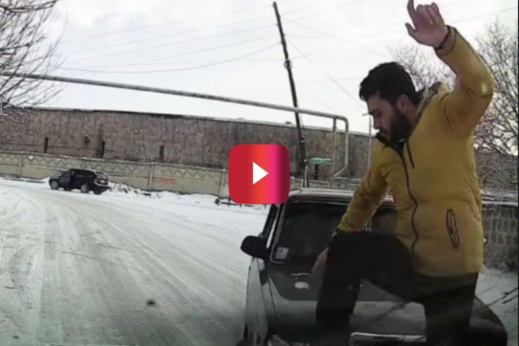 Man With Fast Reflexes Avoids Getting Crushed by Car