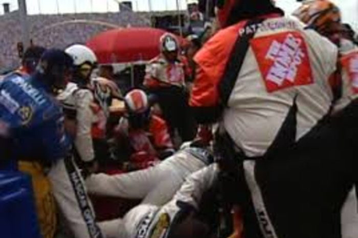 Tony Stewart and Kasey Kahne’s Crews Clashed After Crash in Chicago