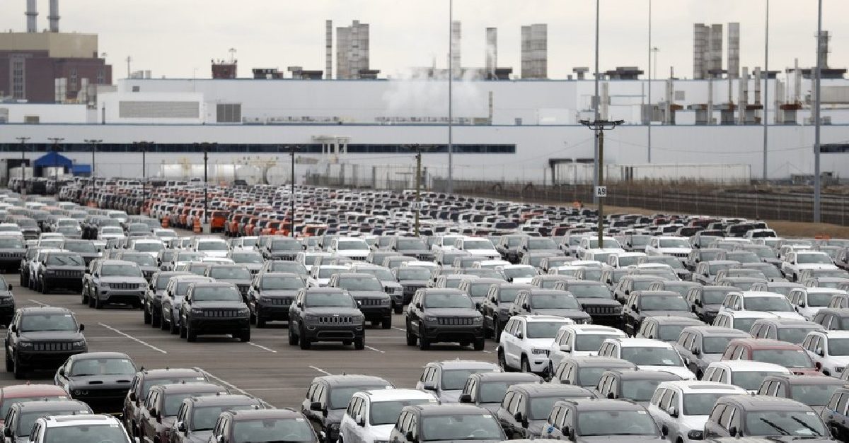 Thousands of Auto Workers Expected to Soon Return to Factories