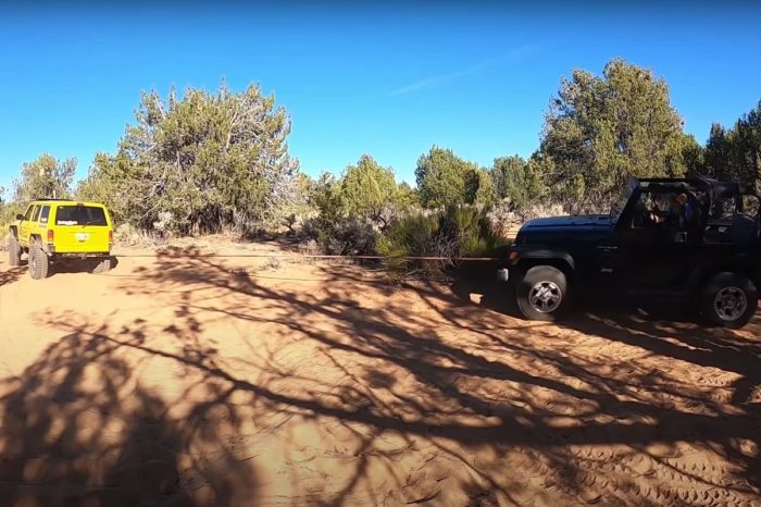 Off-Road Recovery Crew Rescues Jeep With No Clutch