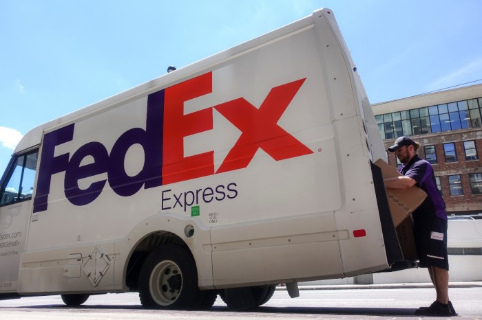 How Much Do FedEx Drivers Make?