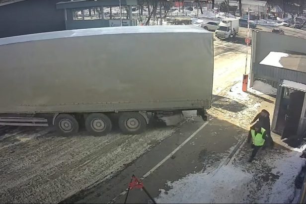 Employee Saves His Buddy From Getting Smashed After Truck’s Brakes Fail