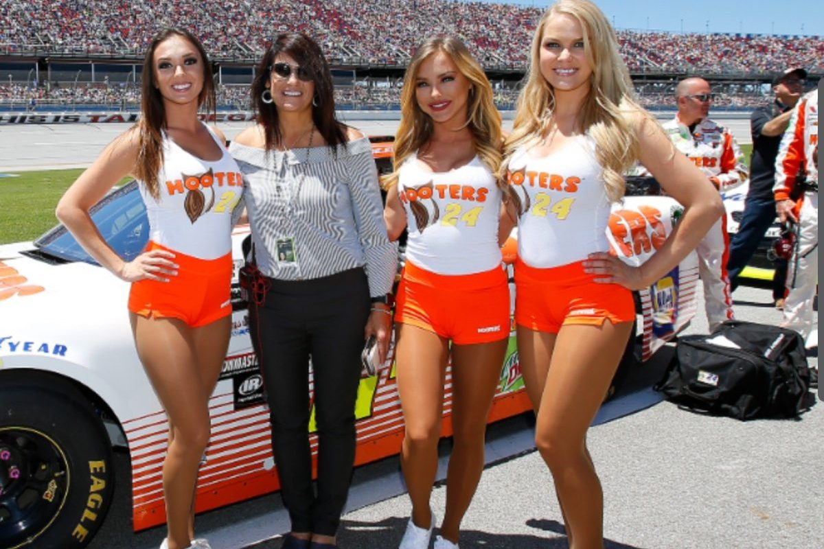cindy elliott poses with hooters girls at talladega superspeedway